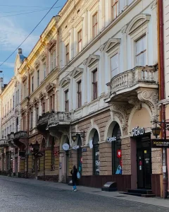 Магазин Ябко на Ольги Кобилянської, 8 Чернівці 3