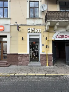 Магазин Ябко на Соборна площа, 1 Чернівці 2